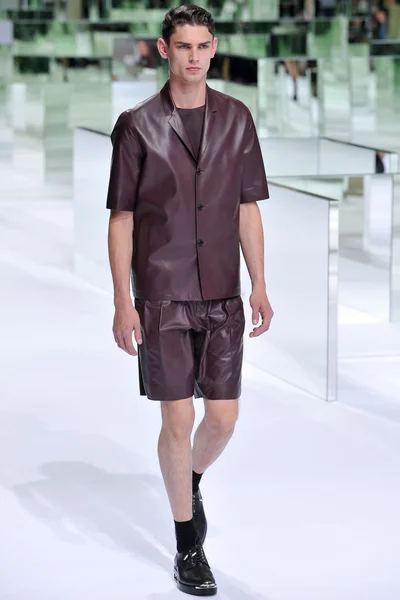 Look 16